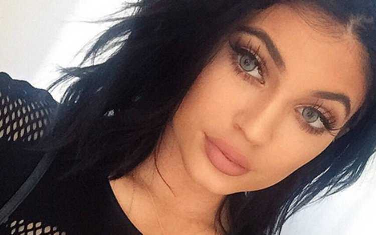 Кайли Дженнер зеленые глаза