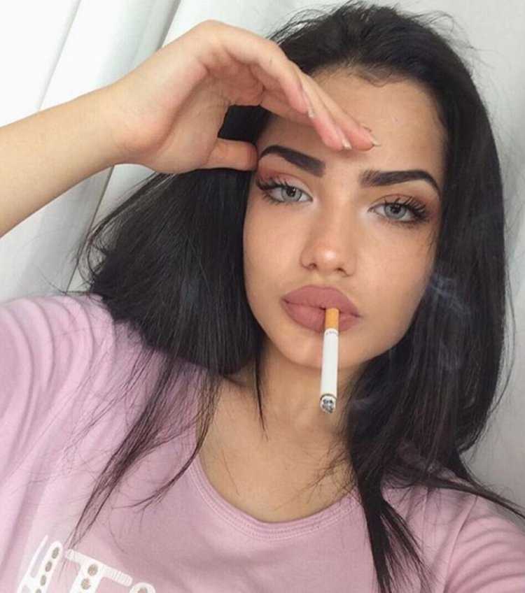 Пухлые губы у девушки