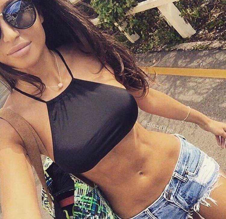 Симпатичные девушки в топиках селфи