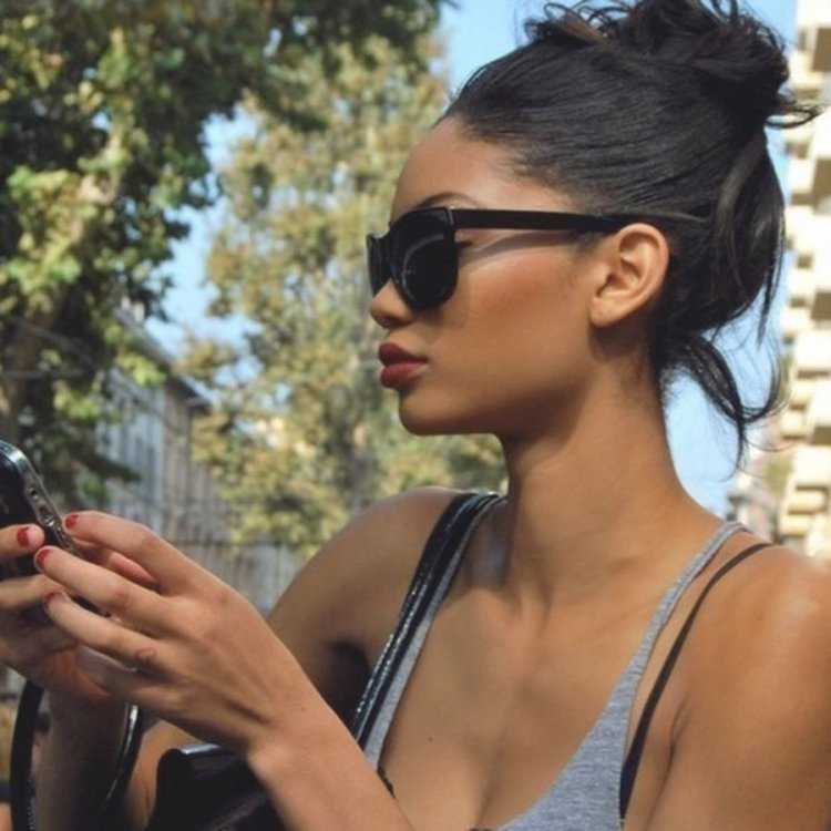 Худая брюнетка в очках60