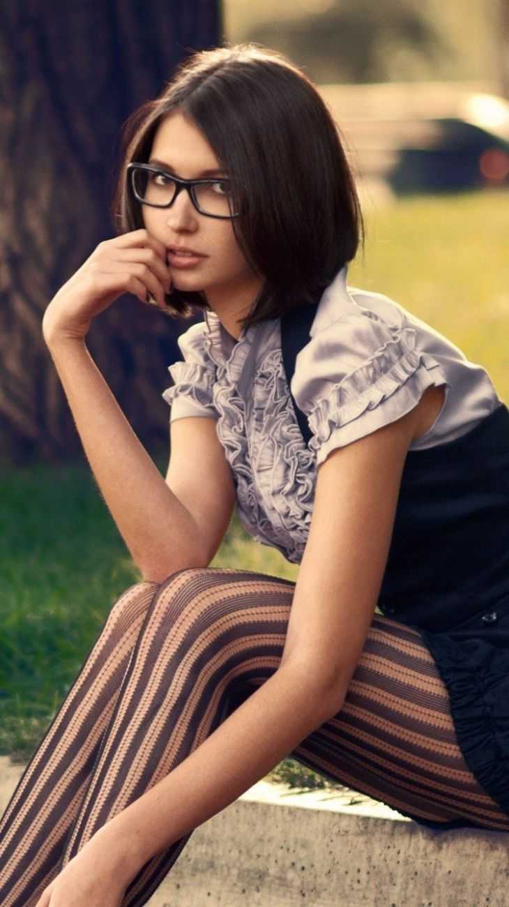 Худая брюнетка в очках