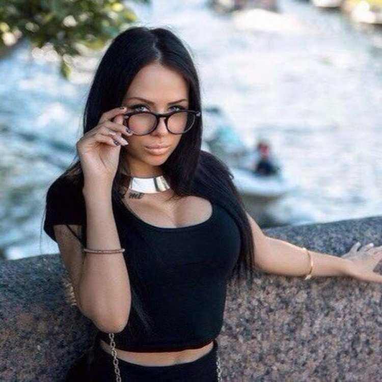 Пышная брюнетка в очках