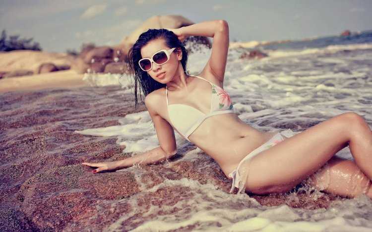 Брюнетка в купальнике и очках