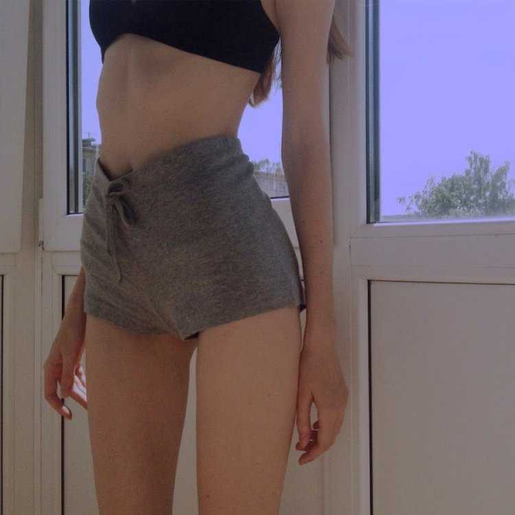 Очаровательные дамы с стройными бедрами