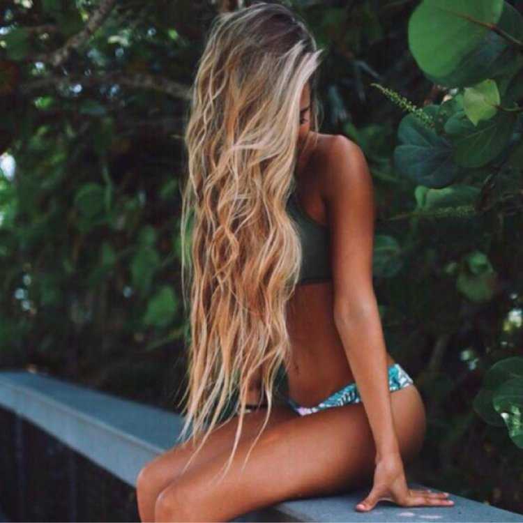 Красивые длинные светлые волосы