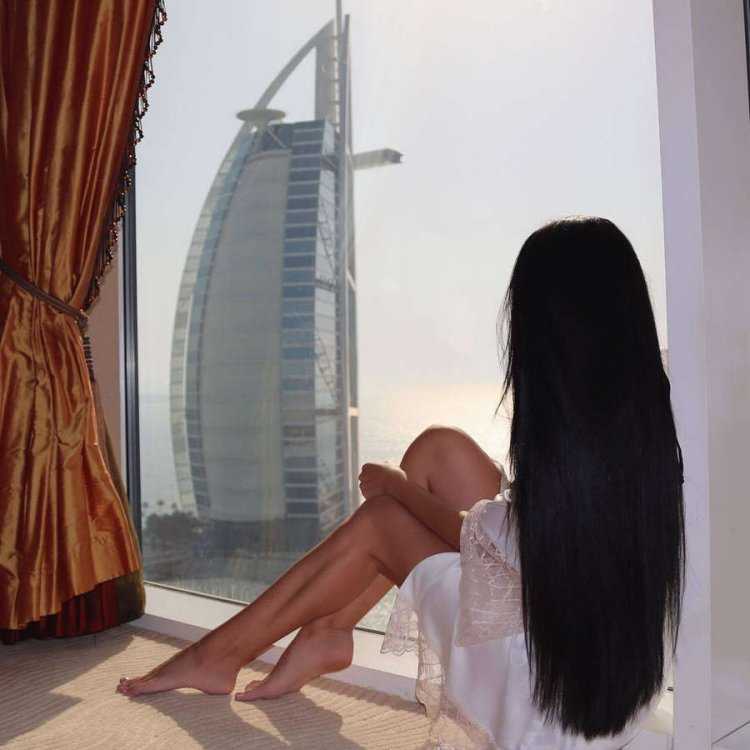 Девушка брюнетка с длинными волосами