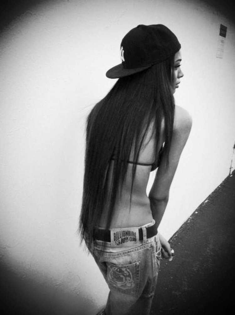 Стройная девушка с чёрными волосами