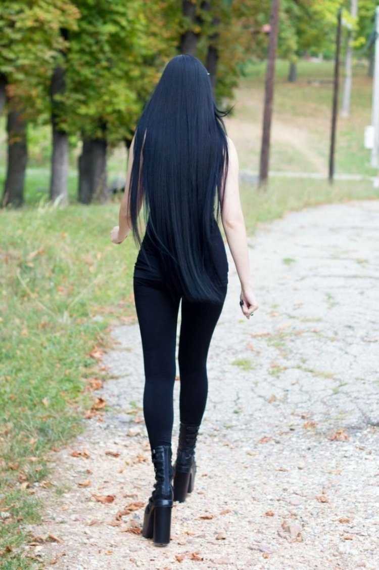 Брюнетка со спины с длинными волосами