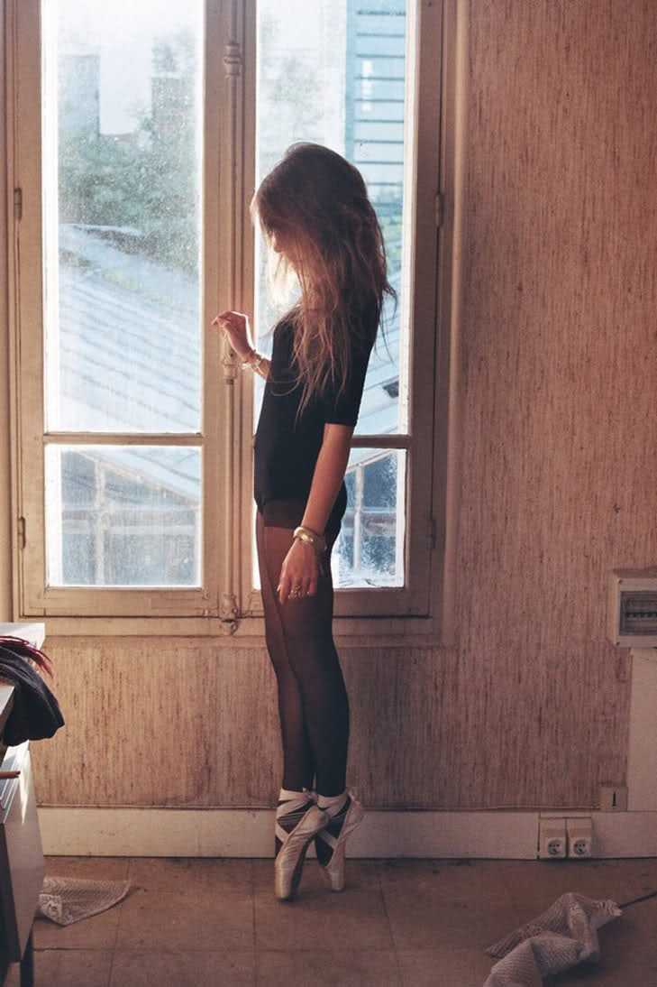 Стройная девушка с темными волосами