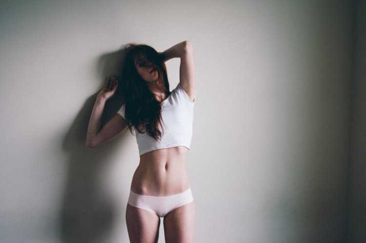 Худенькие девушки в трусиках