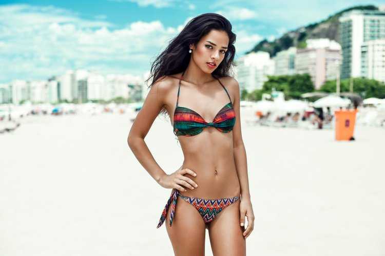 Худенькие девушки в купальниках