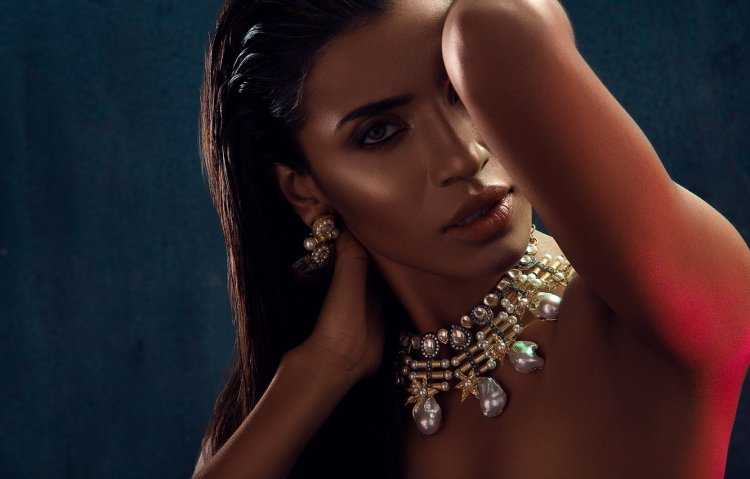 Красивая девушка в украшениях