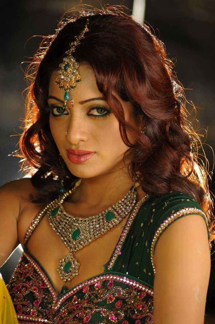 Сари зеленого цвета