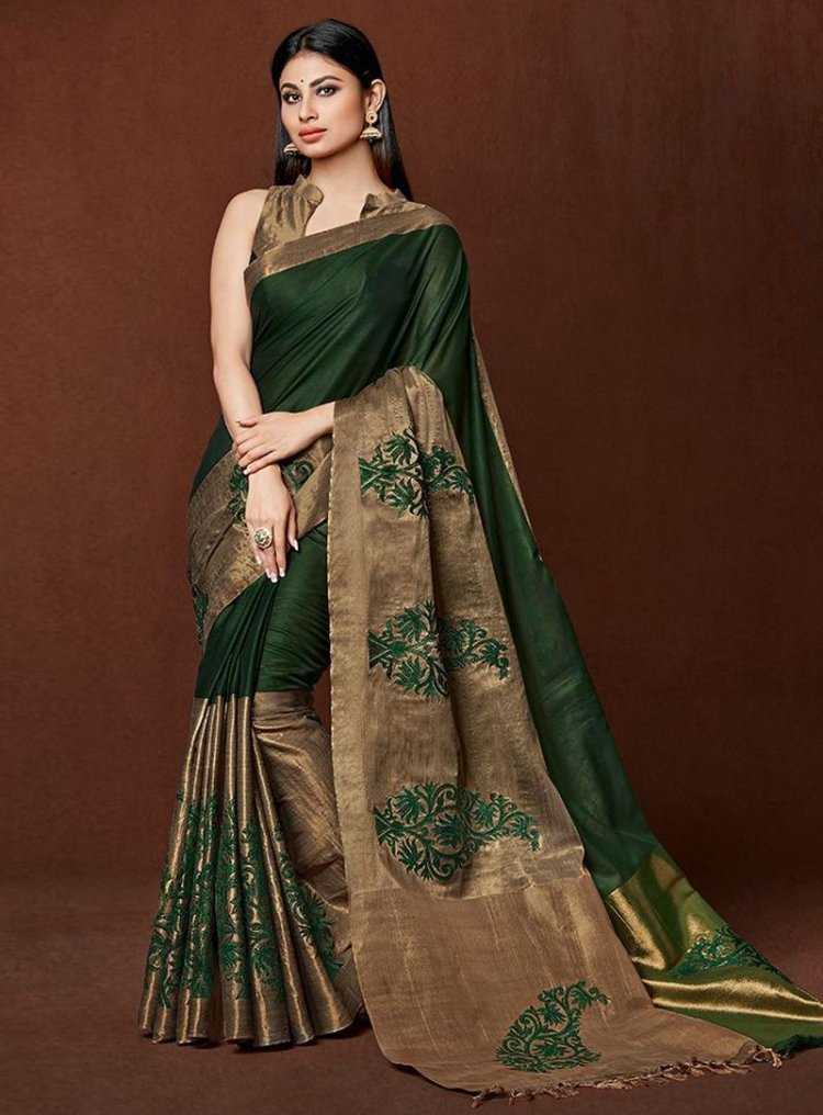 Селина Джейтли в Сари