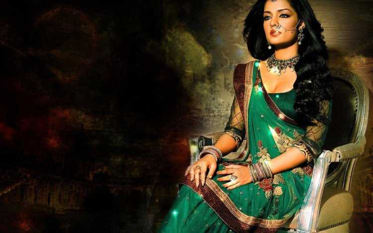 Моуни Рой в Сари