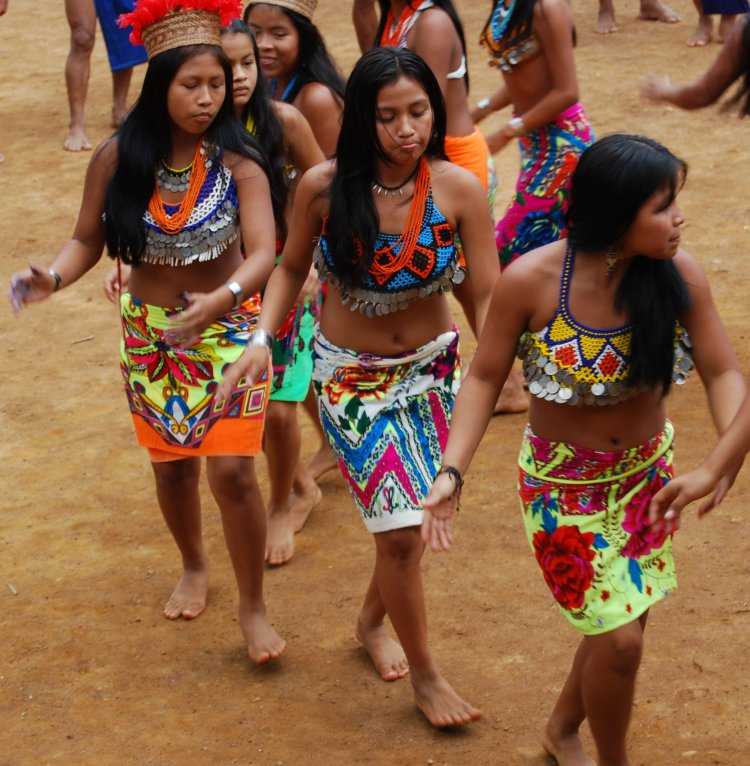 Племя Embera девушки