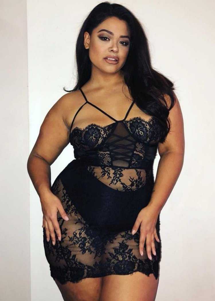 Молодые пышные девушки