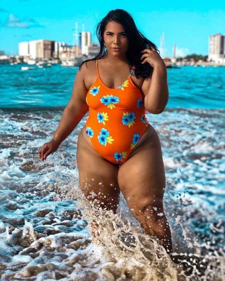 Модель Plus-Size Adriane Lemos