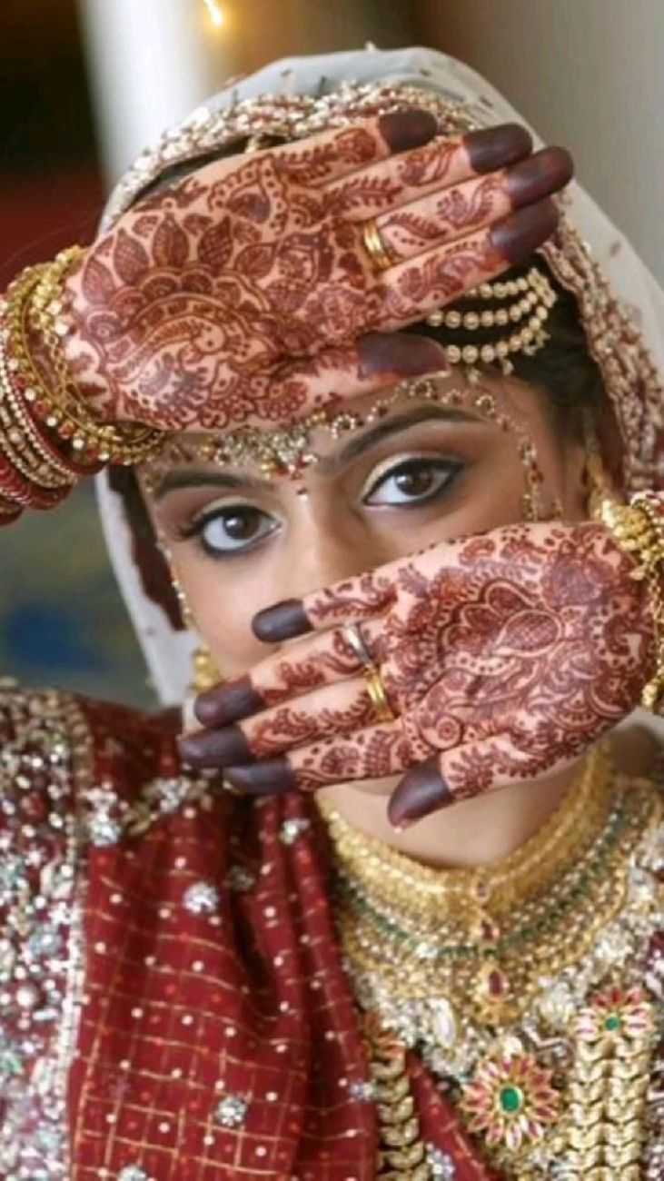 Индийские женщины с пятном на лбу