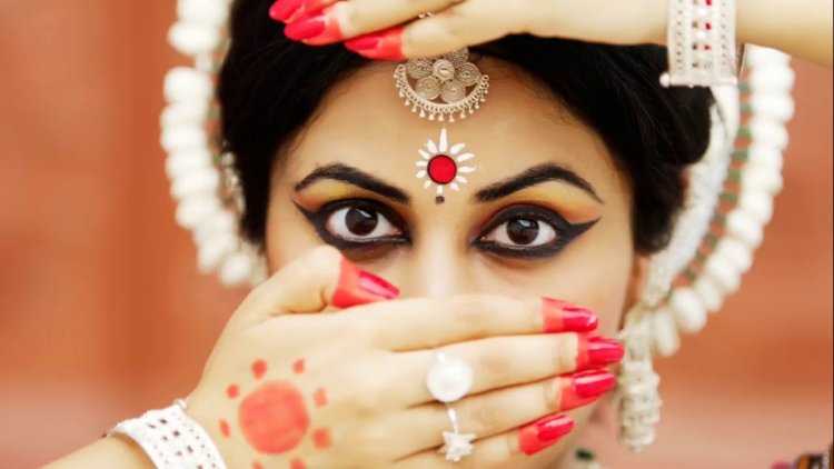 Индийская девушка с точкой на лбу35