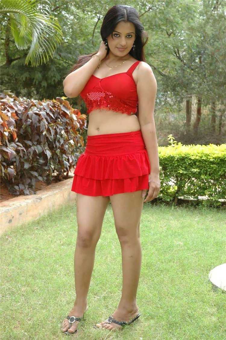 Рани Мукхерджи мини юбке