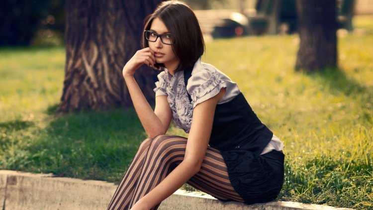 Скромная девушка