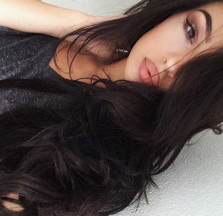 Девушка брюнетка с длинными волосами