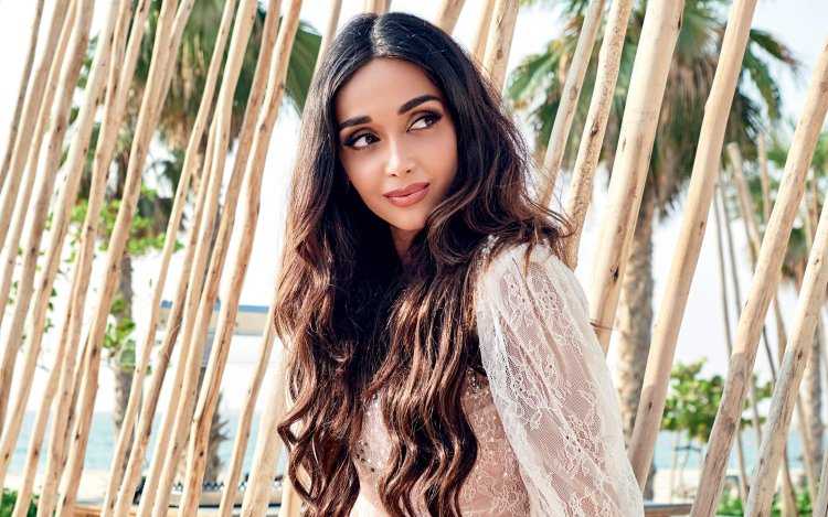 Иранская модель блондинка