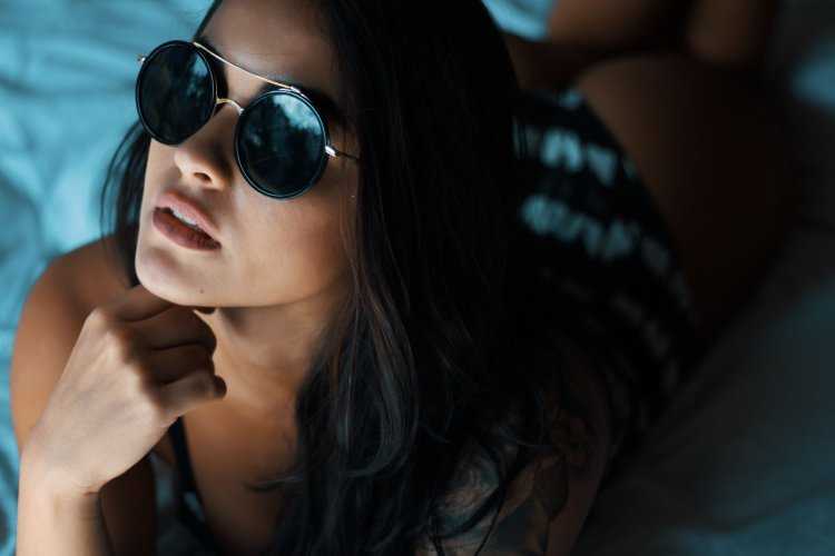 Девушка в черных очках — загадочная страсть