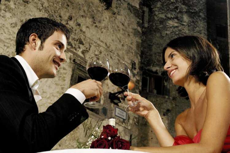 Мужчина и женщина пьют вино