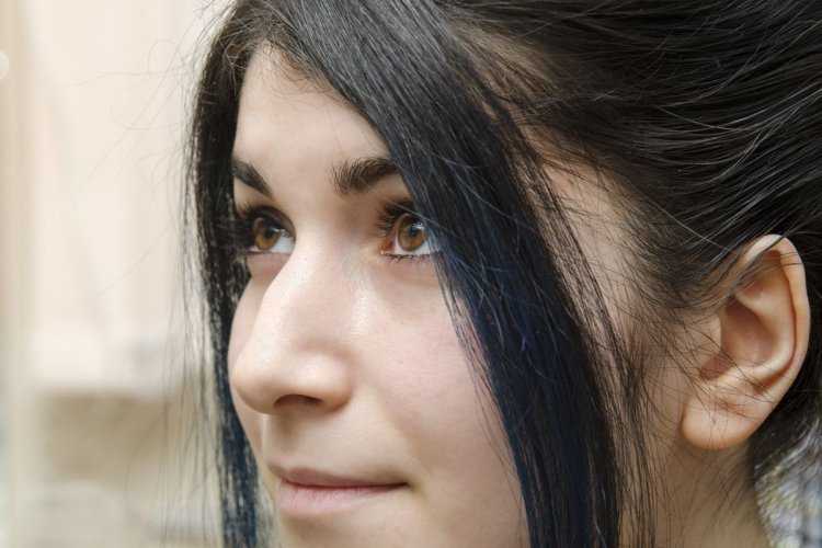 Орлиный нос у девушки