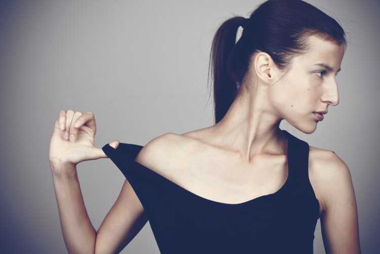 Греческий профиль нос с горбинкой