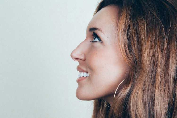 Алсу нос с горбинкой