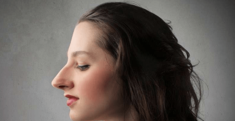 Большой нос у девушки