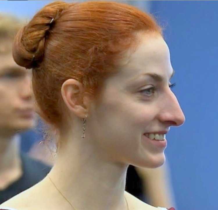 Длинный нос у девушки