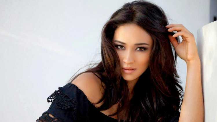 Европейская модель брюнетка