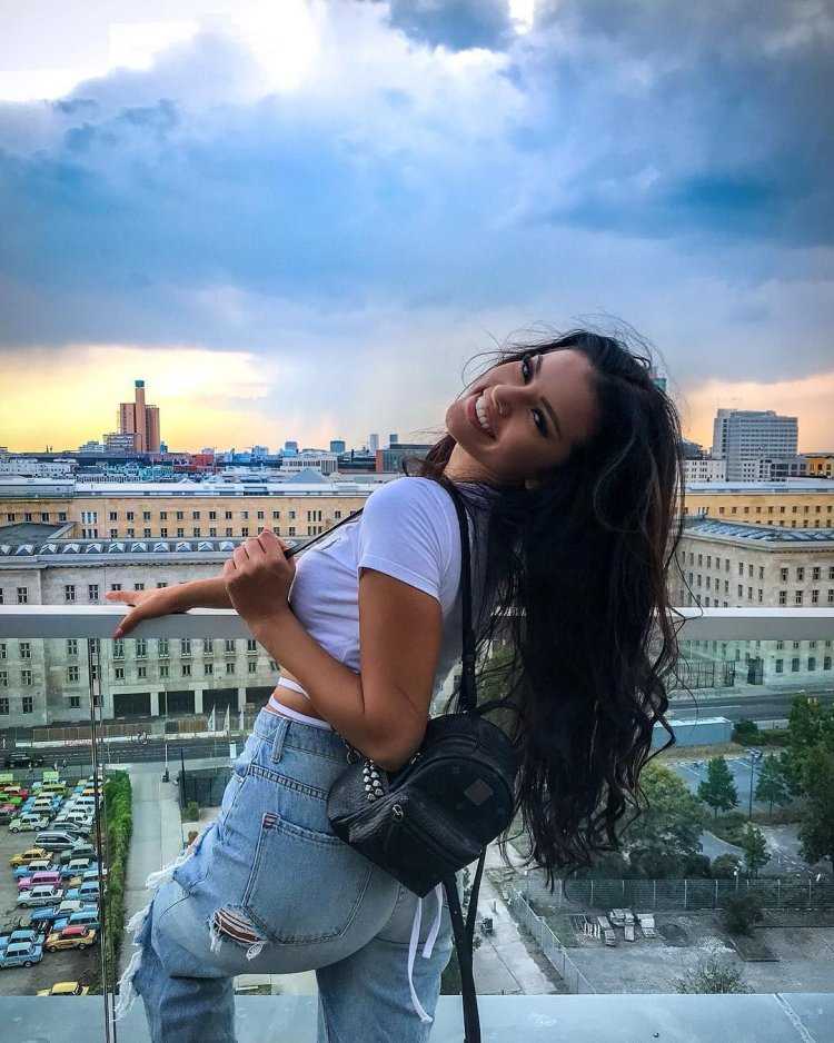 Брюнетка летом