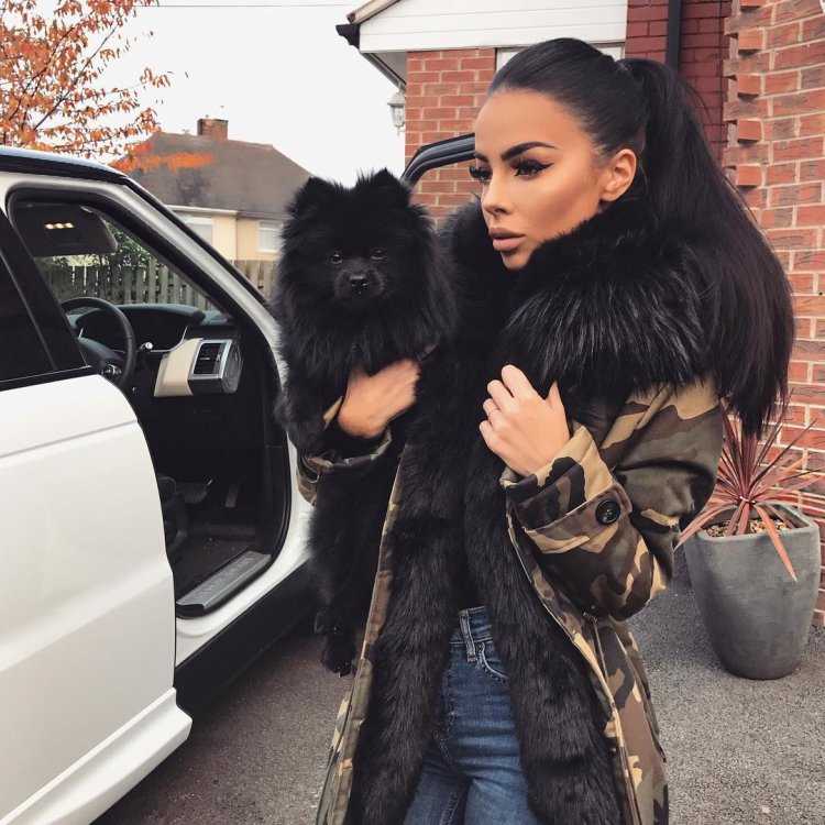 Богатая девушка брюнетка