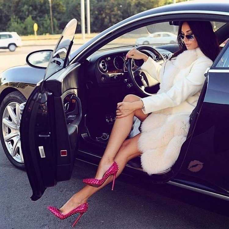 Брюнетка возле машины