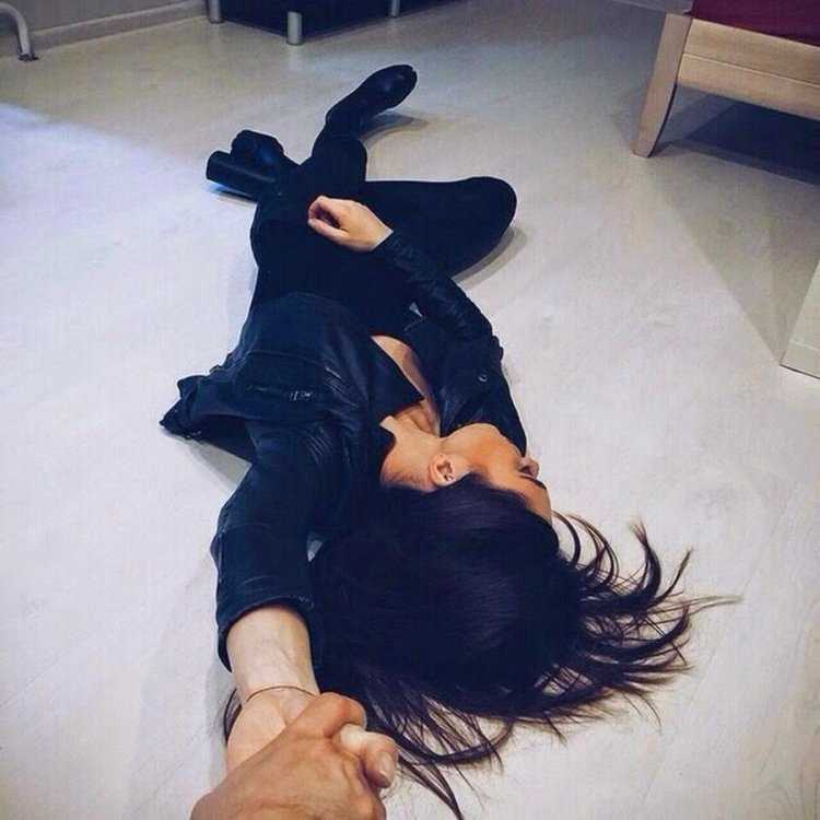 Девушка брюнетка с парнем