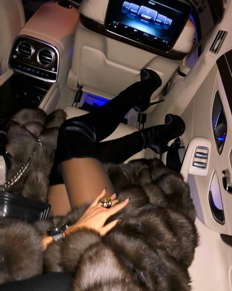 Богатая девушка в шубе в машине