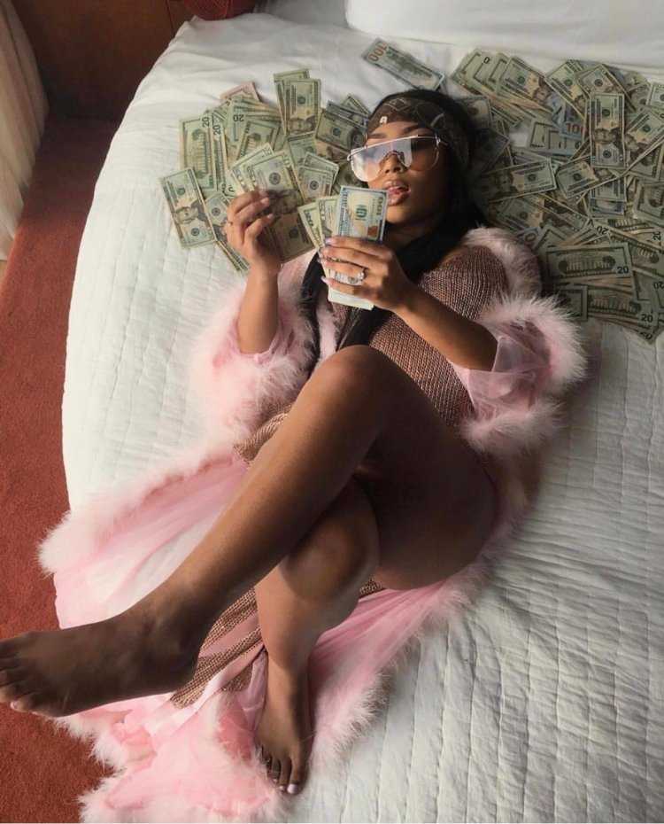 Избалованная брюнетка48