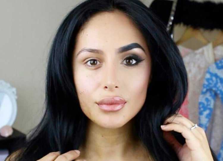 Наполовину накрашенная девушка