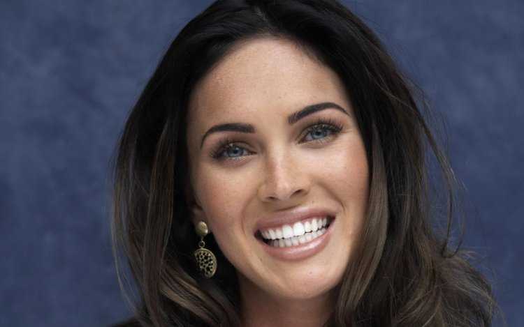 Меган Фокс улыбается