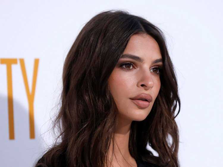 Эмили Ратажковски с черными волосами