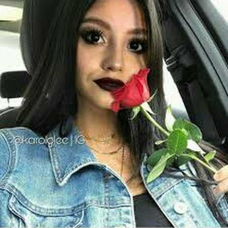 Брюнетка с розами