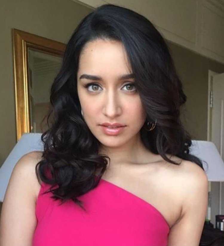 Шраддха Капур минимум макияжа