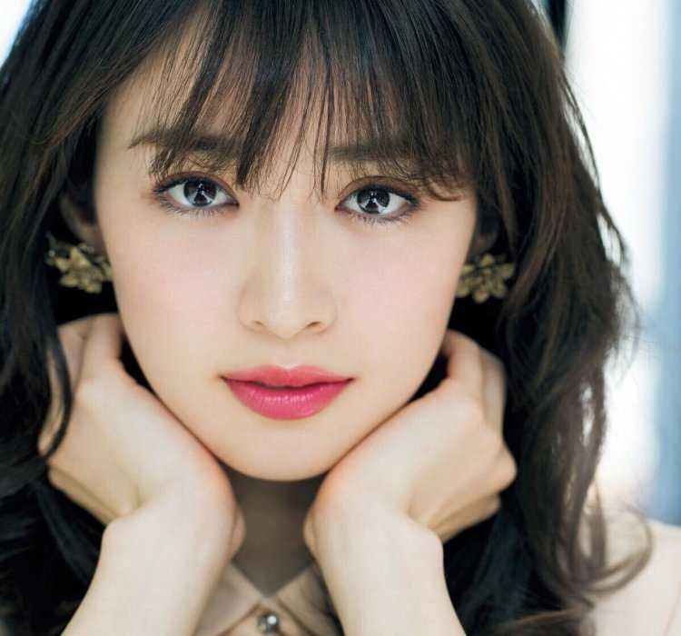 Японская актриса, певица