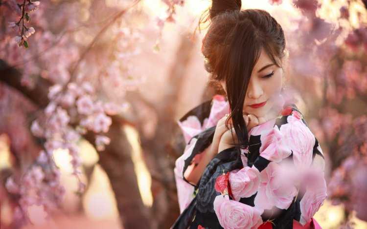 Девушка под сакурой