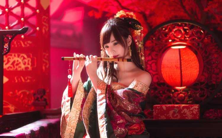 Гейша с флейтой